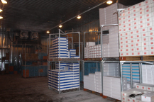 マイナス50度を保つ超低温冷凍庫
に並ぶ梱包済みのギフトセット